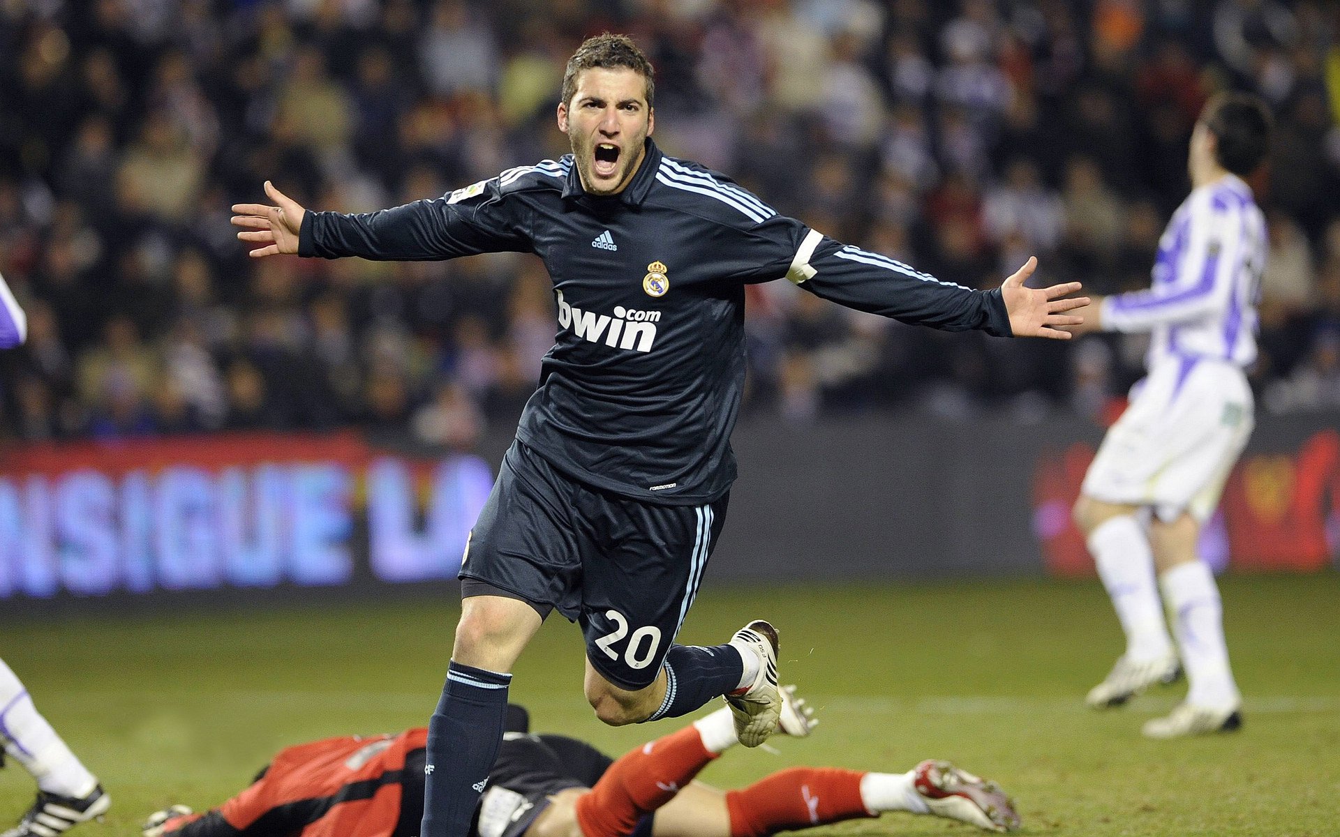 莱万赛后评分拉满！厄瓜多尔对阵芬兰友谊赛中的巨星闪耀时刻